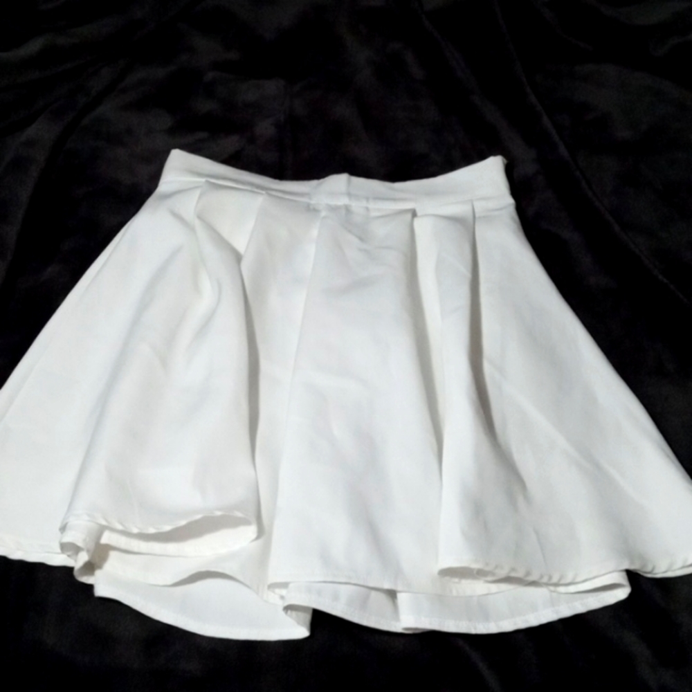 Pleated white skirt